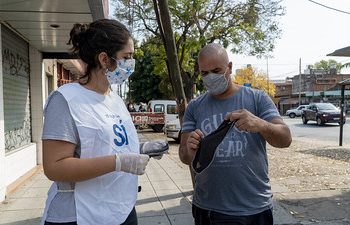 La municipalidad repartió 120 mil barbijos caseros