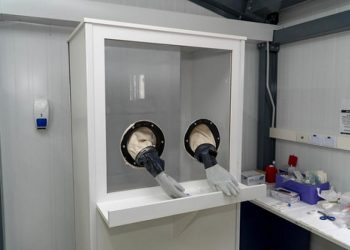 Cabina sanitizante en el Hospital Central