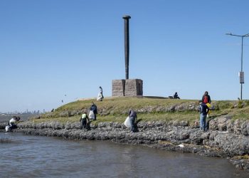 Voluntarios volvieron a limpiar la costa del río