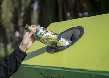 Para reciclar plásticos: botellas de amor