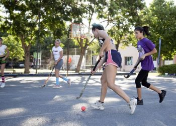 Las chicas volvieron a practicar hockey en los campos de deporte