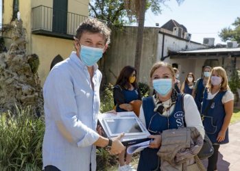 Entrega de tablets y material tecnológico