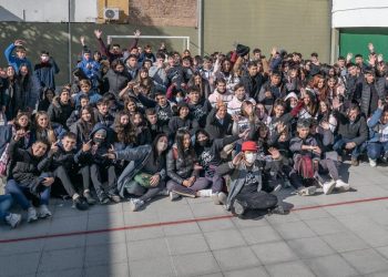 toma la voz va a la escuela