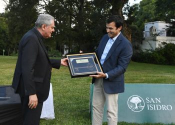 Ramón Lanús le entregó la llave de la Ciudad al obispo Oscar Ojea