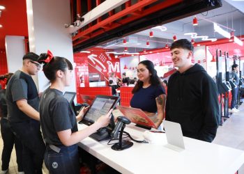 40 jóvenes consiguieron empleo en el nuevo local de Mostaza