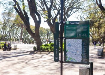 Mapas y cartelería con recorridos turísticos