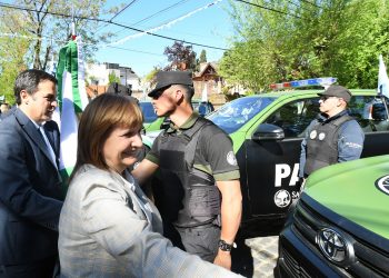 Ramón Lanús y Patricia Bullrich entregaron 18 patrulleros
