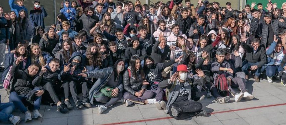 toma la voz va a la escuela